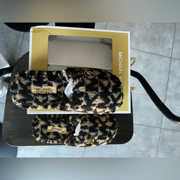 Brand new Michael Kors Alexis Closed Toe. Jacquard Faux Sherpa Slippers 7M - Picture 2 of 6